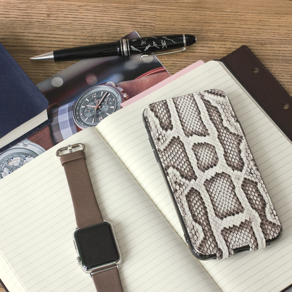 Python leren flip-hoesje naturel voor iPhone X - plat neergelegd met notitieboek en Apple Watch