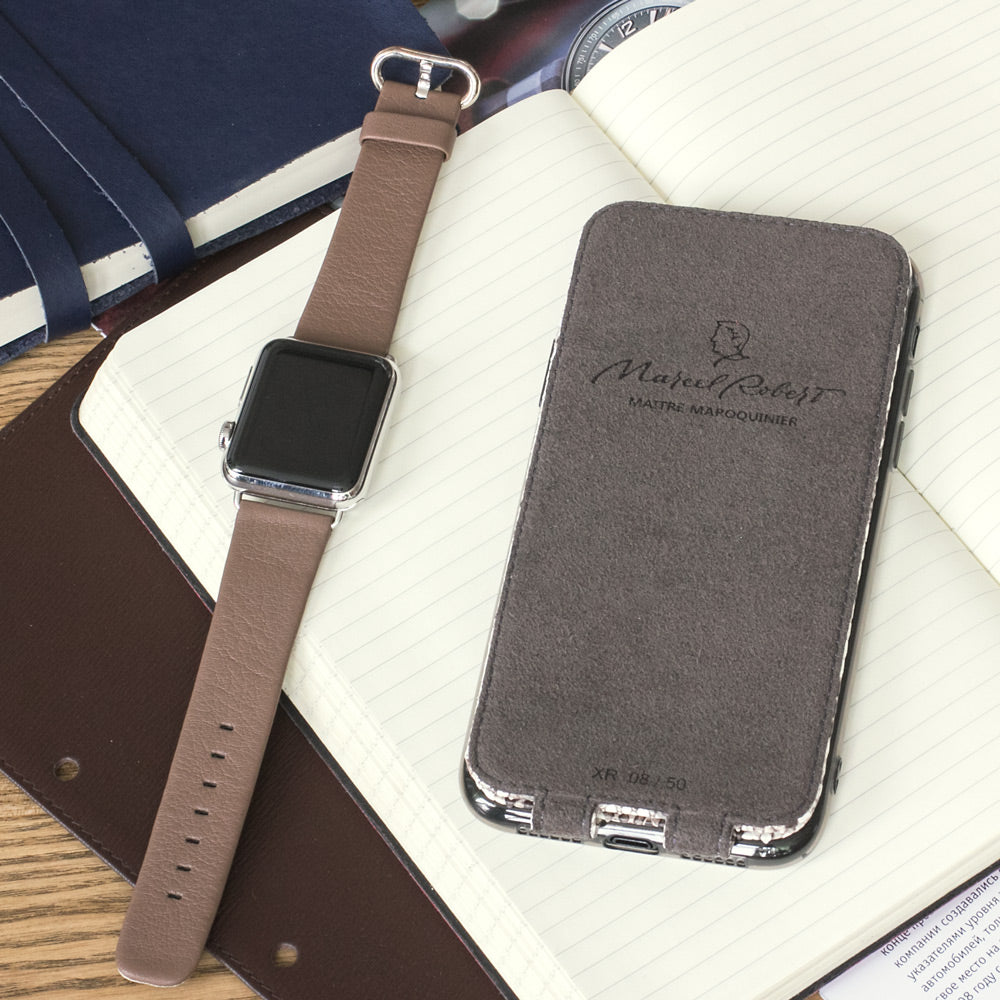 Python leren flip-hoesje naturel voor iPhone X - plat neergelegd met bijpassend Apple Watch-bandje en notitieboek