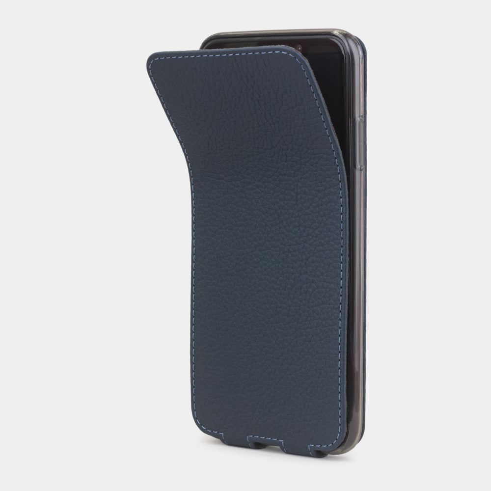 Leren flip-hoesje mat blauw voor iPhone XS Max - zijaanzicht met de geopende klep