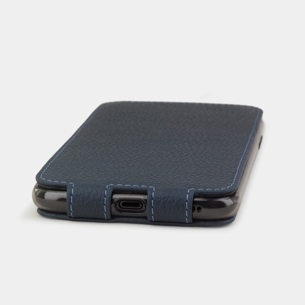 Leren flip-hoesje mat blauw voor iPhone XS Max - achteraanzicht van het gesloten hoesje