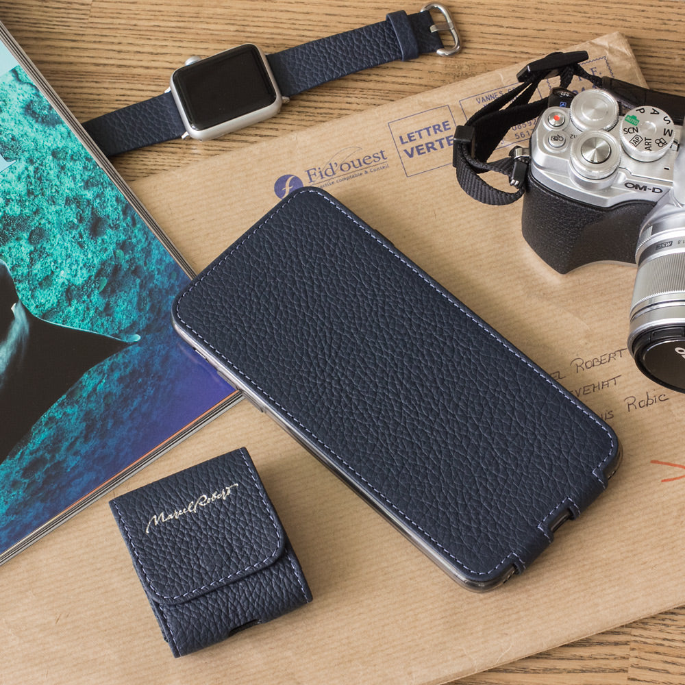 Leren flip-hoesje mat blauw voor iPhone XS Max - plat neergelegd met bijpassend Apple Watch-bandje en AirPods-hoesje