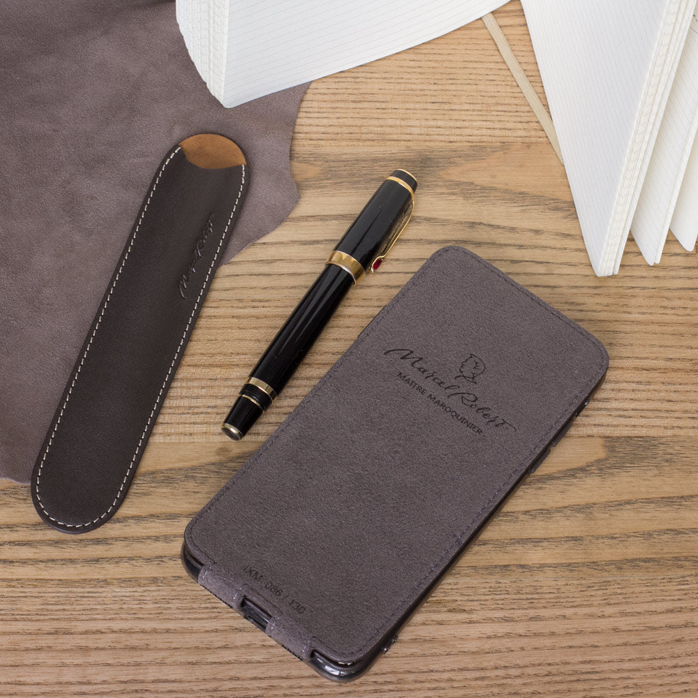 Leren flip-hoesje bruin voor iPhone XS Max - plat neergelegd met bijpassende leren accessoires