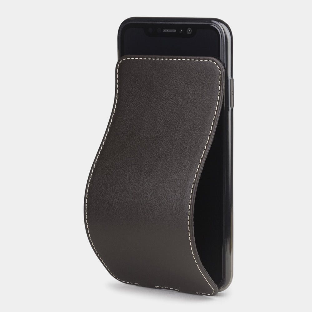 Leren flip-hoesje bruin voor iPhone XS Max - vooraanzicht met de zachte klapsluiting