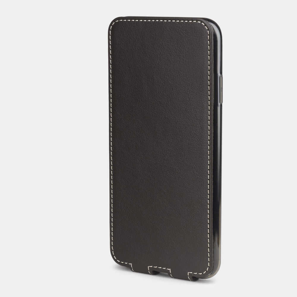 Leren flip-hoesje bruin voor iPhone XS Max - achteraanzicht van het gesloten hoesje