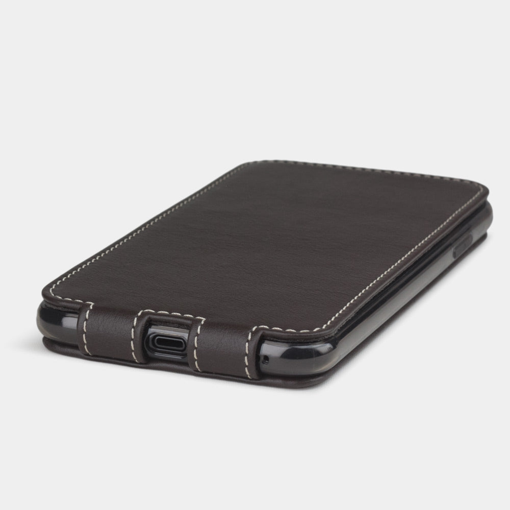 Leren flip-hoesje bruin voor iPhone XS Max - close-up van de onderrand met de opening voor de Lightning-poort