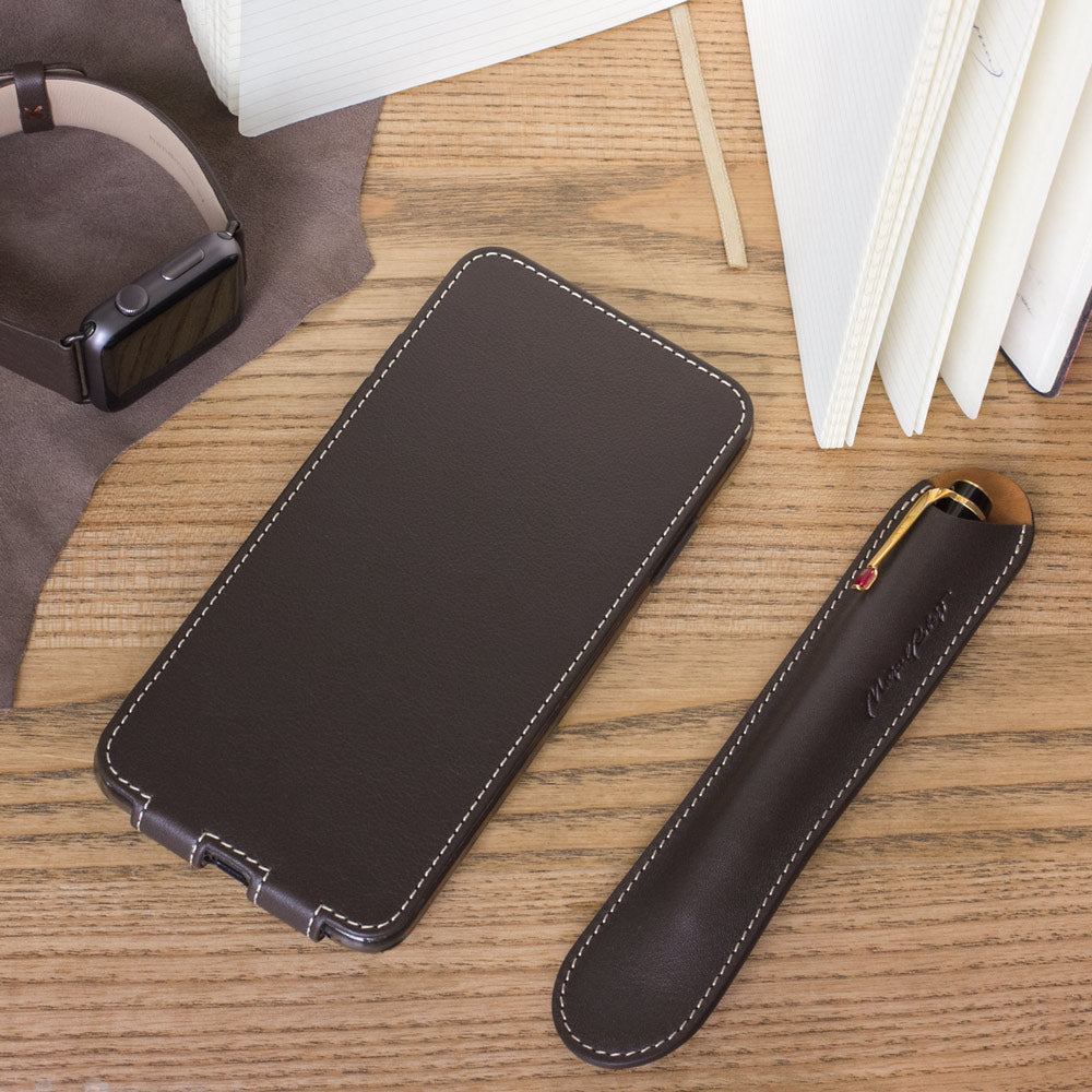 Leren flip-hoesje bruin voor iPhone XS Max - plat neergelegd met Apple Watch en notitieboek