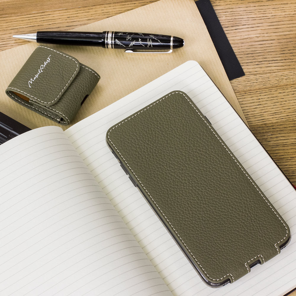 Leren flip-hoesje groen voor iPhone XS Max - plat neergelegd met bijpassend leren AirPods-hoesje