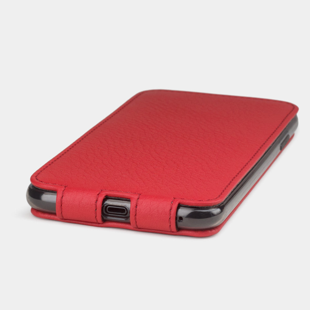 Leren flip-hoesje rood voor iPhone XS Max - close-up van de onderrand met de opening voor de Lightning-poort