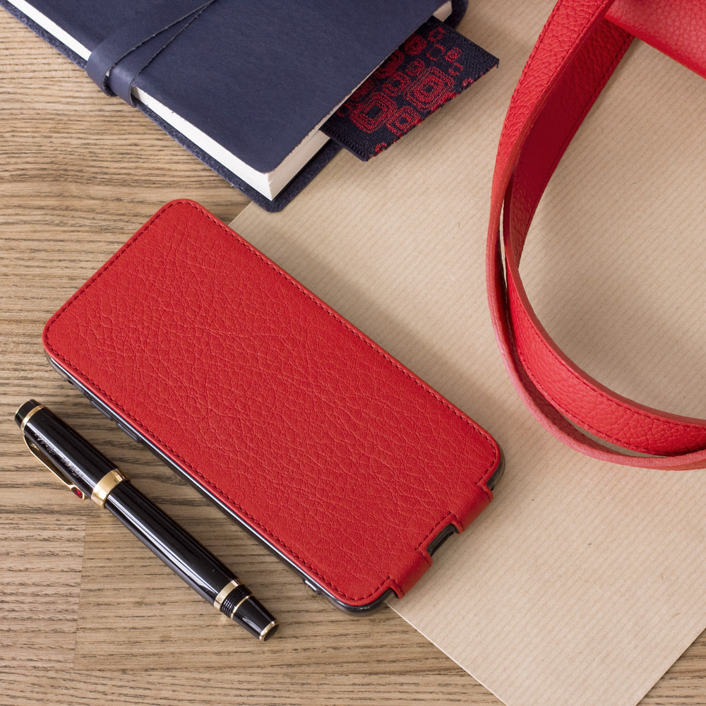 Leren flip-hoesje rood voor iPhone XS Max - plat neergelegd met notitieboek en pen