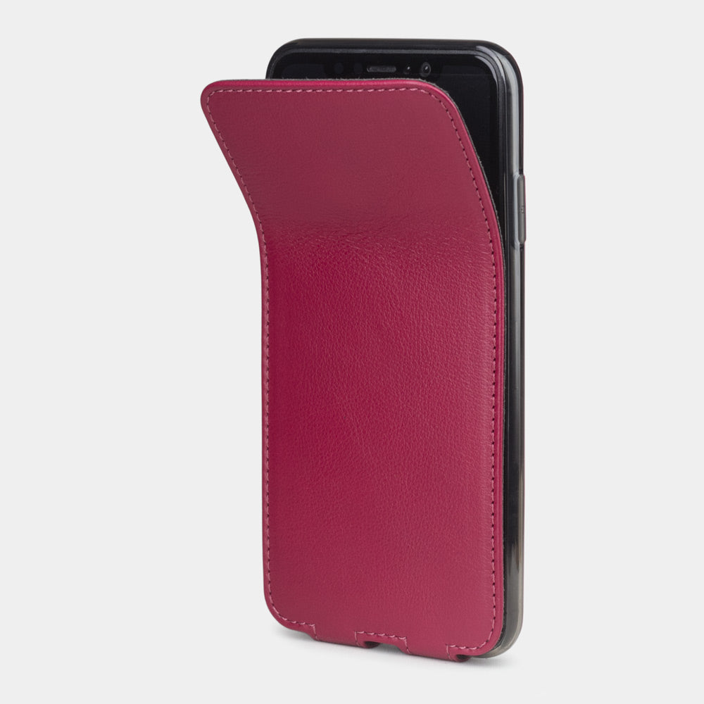 Leren flip-hoesje fuchsia voor iPhone XS Max - zijaanzicht met de geopende klep