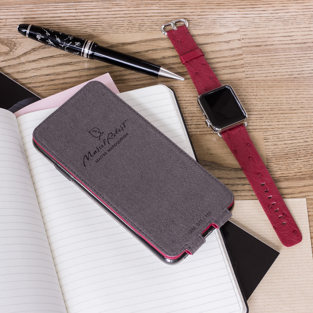 Leren flip-hoesje fuchsia voor iPhone XS Max - plat neergelegd met bijpassend Apple Watch-bandje en notitieboek