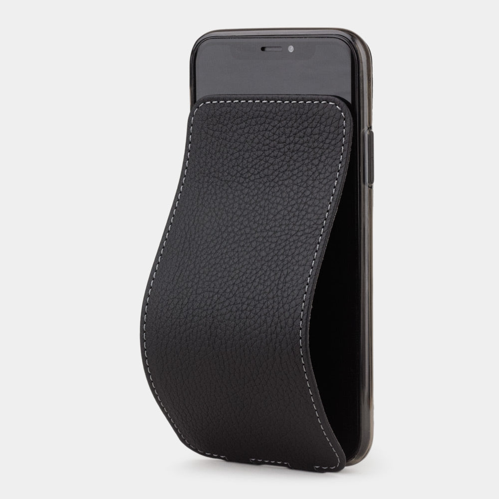 Leren flip-hoesje mat zwart voor iPhone XS Max - vooraanzicht met de zachte klapsluiting