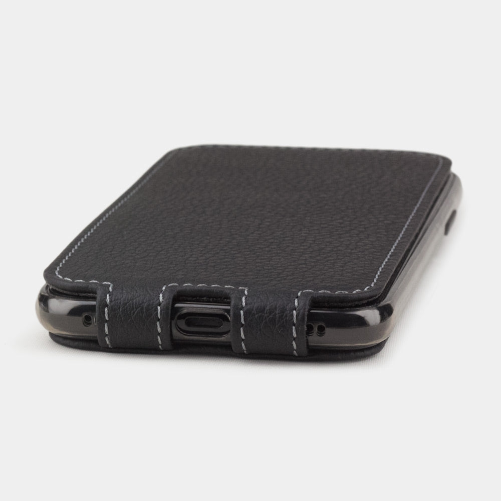 Leren flip-hoesje mat zwart voor iPhone XS Max - close-up van de onderrand met de opening voor de Lightning-poort