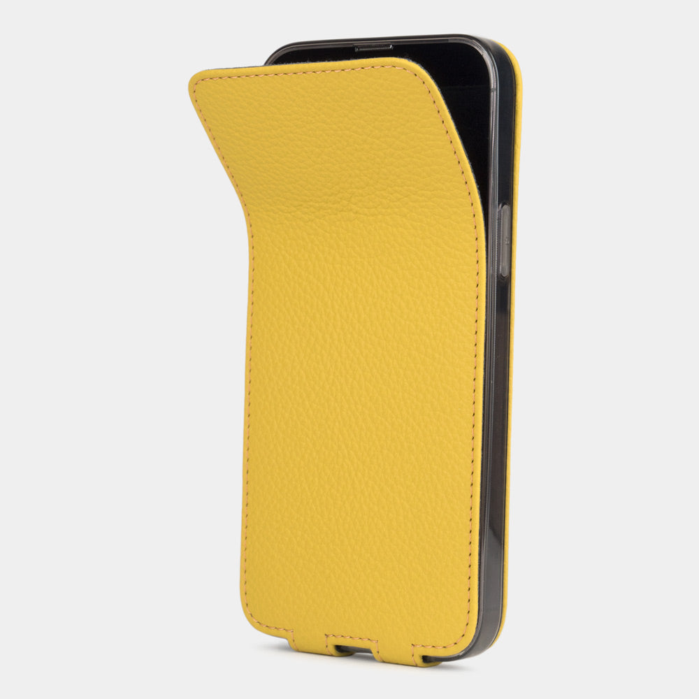 Cover in pelle di vitello gialla per iPhone 15 Plus – patta magnetica che si apre rivelando lo schermo