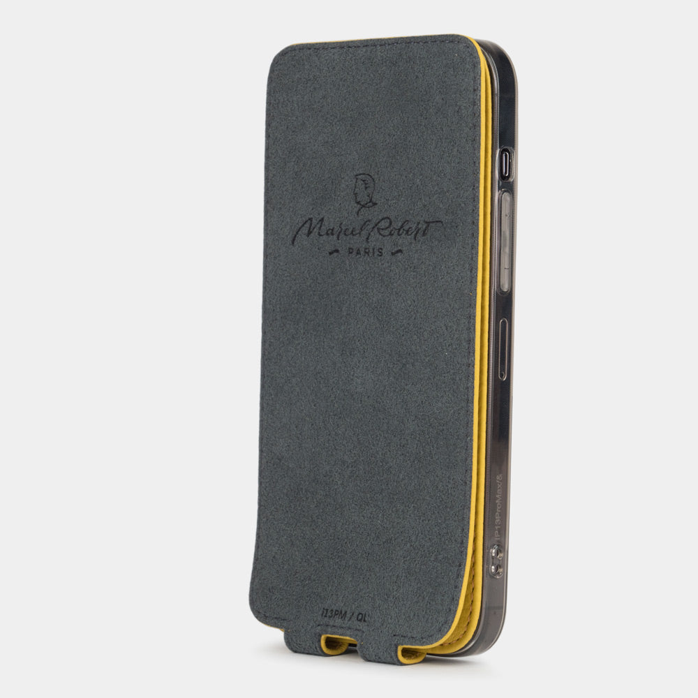 Cover in pelle di vitello gialla per iPhone 15 Plus – fodera interna in Alcantara® che pulisce delicatamente lo schermo
