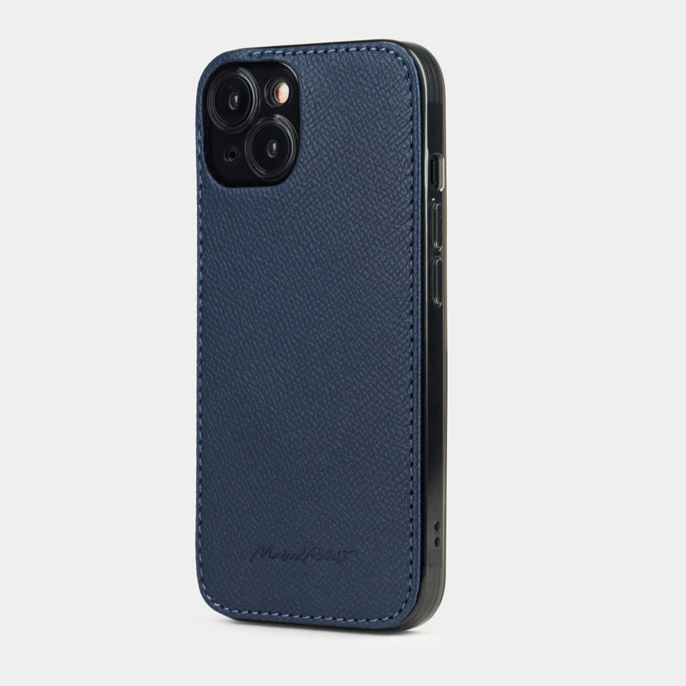 Kalbsleder-Schutzhülle in Blau Saffiano für iPhone 15 Plus – Rückansicht im Dreiviertelprofil mit dem ultraflachen 2-mm-Profil und handverarbeiteten Kanten