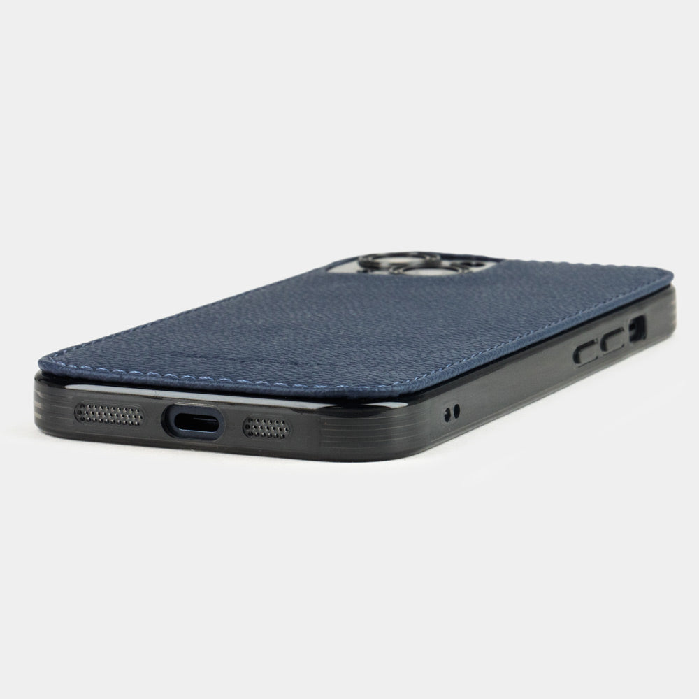Kalbsleder-Schutzhülle in Blau Saffiano für iPhone 15 Plus – Ansicht von unten mit Aussparung für den USB-C-Anschluss und den Lautsprechern