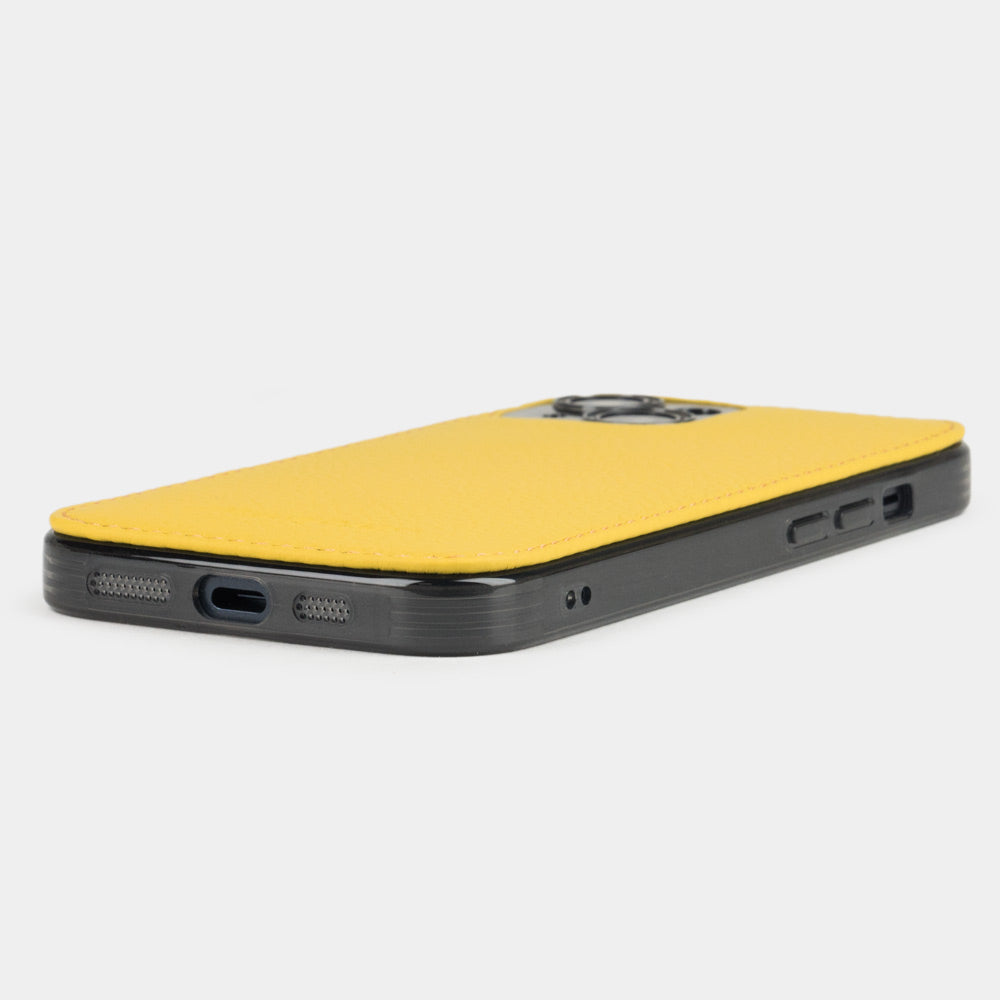 Gelbe Kalbsleder-Schutzhülle für iPhone 15 Plus – Ansicht von unten mit Aussparung für den USB-C-Anschluss und den Lautsprechern