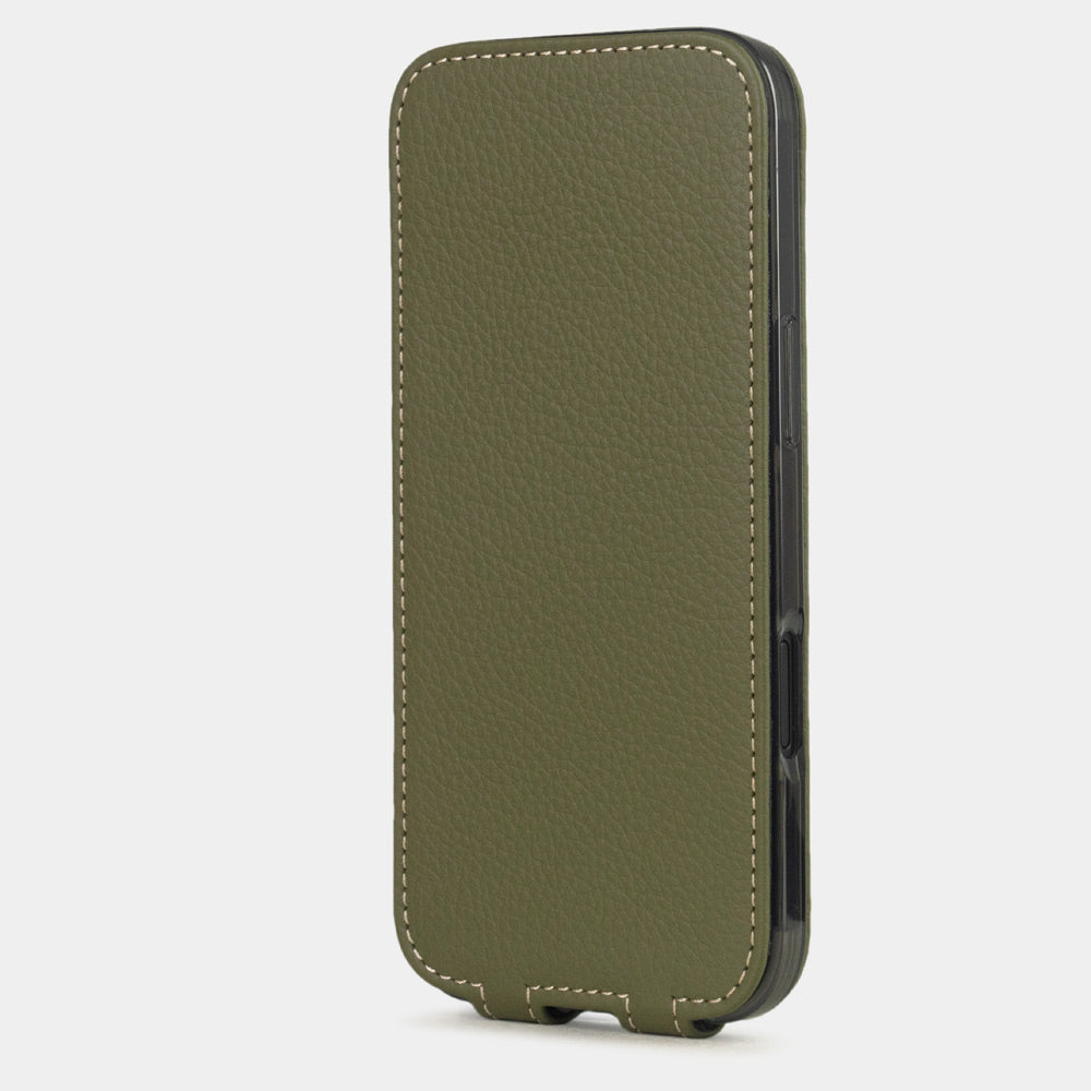 green leather flip case iPhone 17 – upright closed view highlighting the magnetic front cover fully protecting the screen, elegant silhouette