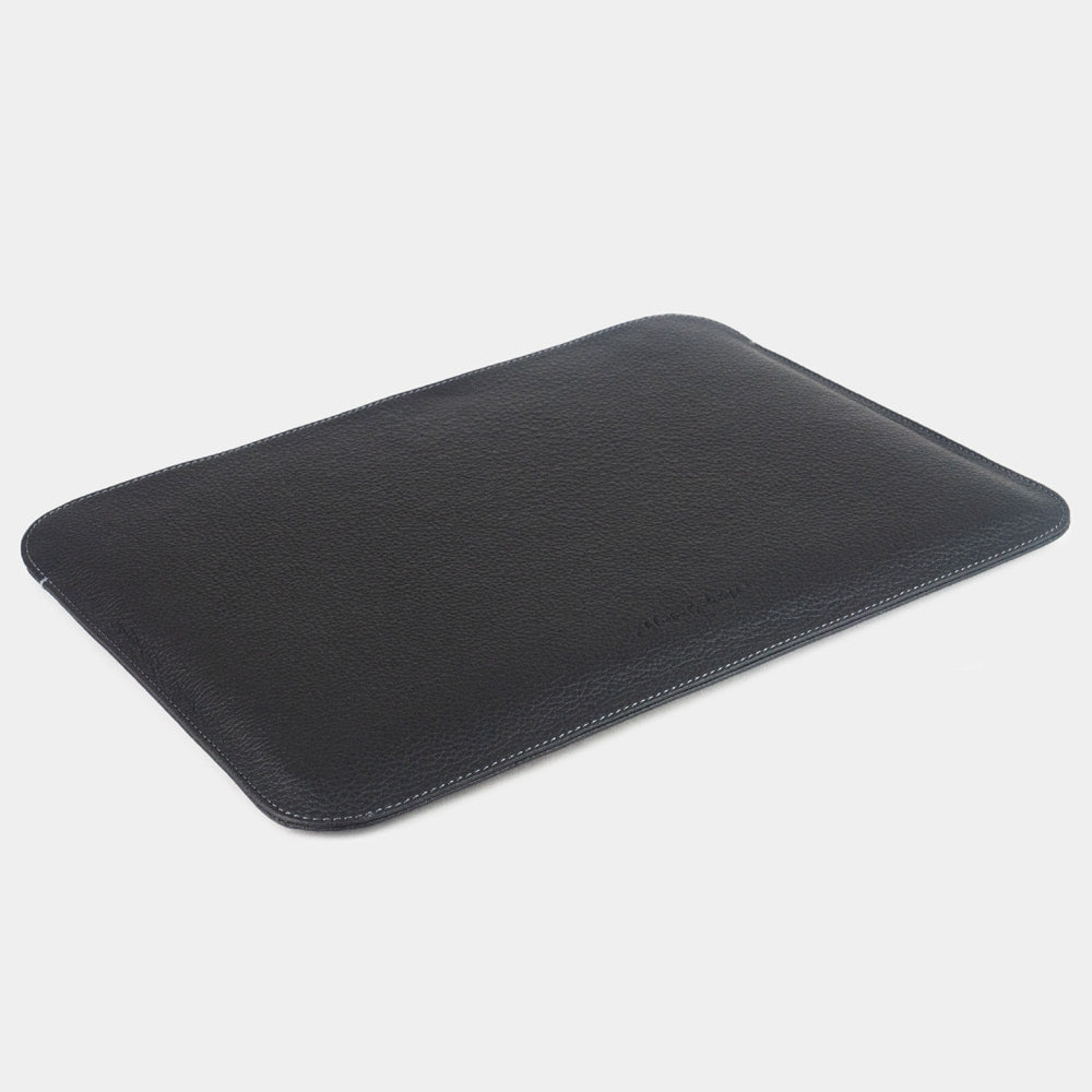 Sleeve laptop in pelle per MacBook Air 15 pollici, colore nero – la custodia vuota in piano, mostra quanto resta sottile