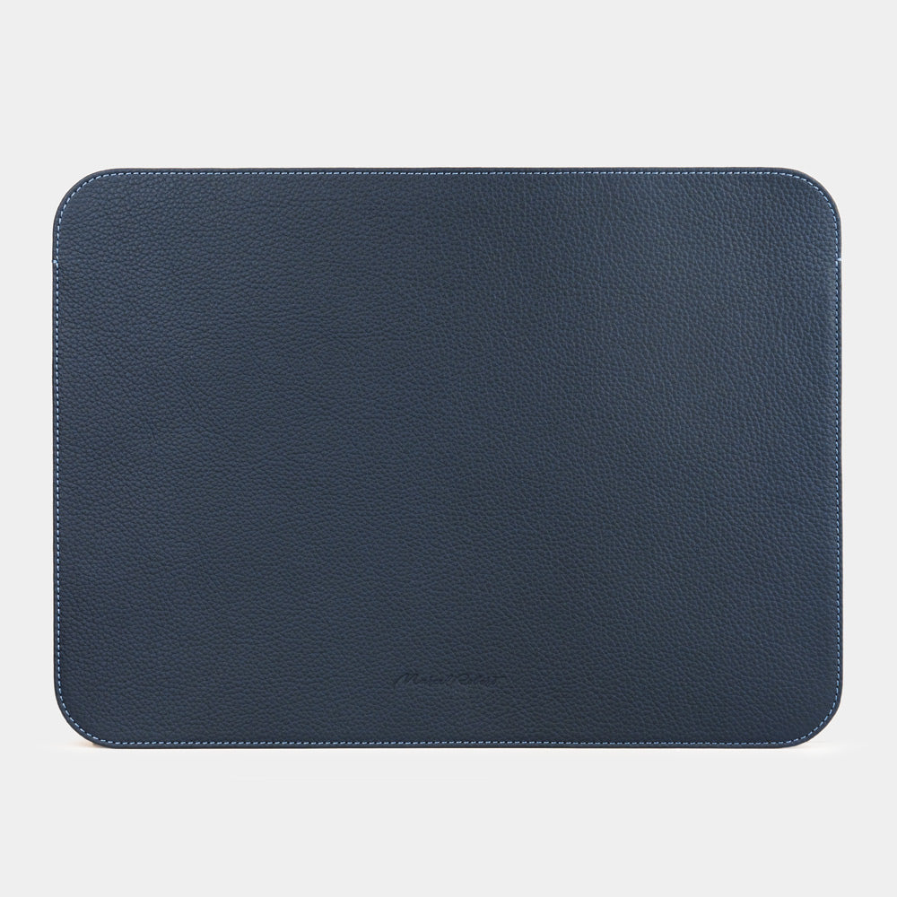 Sleeve laptop in pelle per MacBook Air 15 pollici, colore blu – vista posteriore, pannello in pelle liscio senza chiusura