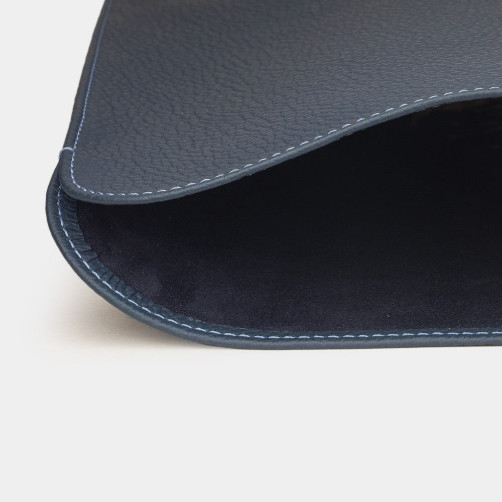 Sleeve laptop in pelle per MacBook Air 15 pollici, colore blu – primo piano dell'apertura curva e della fodera interna morbida
