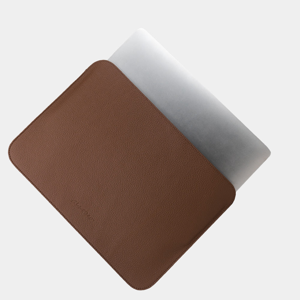 Sleeve laptop in pelle per MacBook Air 15 pollici, colore marrone – primo piano dell'apertura curva e della fodera interna morbida