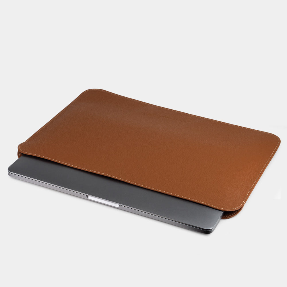 Sleeve laptop in pelle per MacBook Air 15 pollici, colore gold – la custodia con il portatile, mostra il taglio su misura