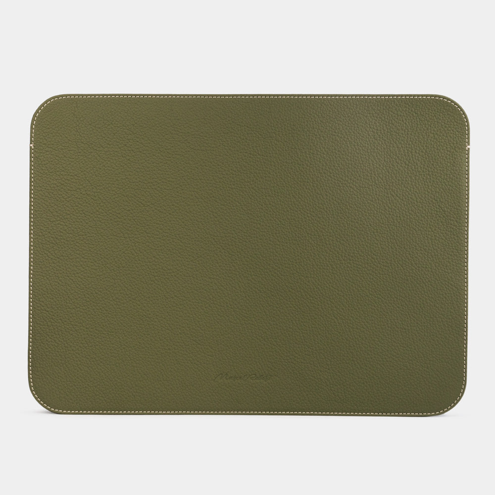 Custodia MacBook Air 15 pollici in pelle, colore verde – immagine principale: la custodia con il portatile parzialmente inserito