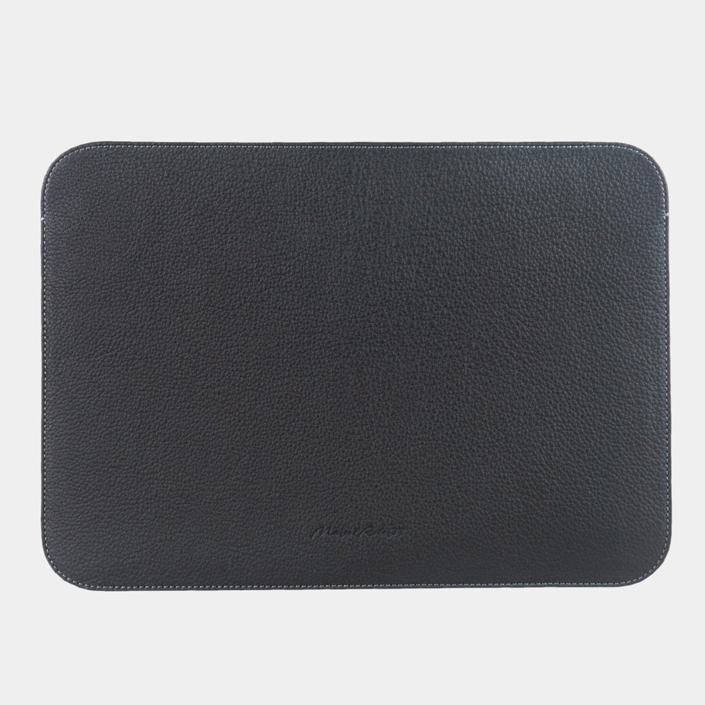 Leren MacBook hoes 14 inch in zwart, achteraanzicht — slanke minimalistische hoes