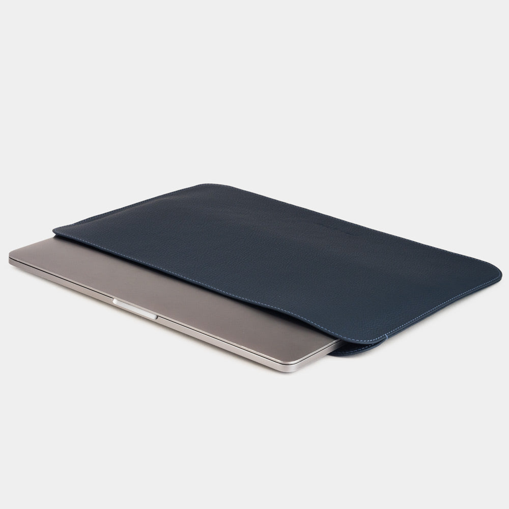 Leren MacBook hoes 14 inch in blauw vastgehouden, slanke beschermende laptophoes
