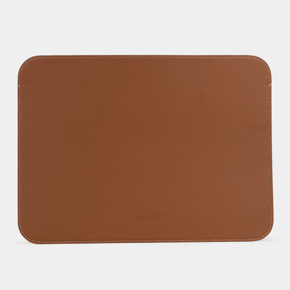 Leren MacBook hoes 14 inch in goud, achteraanzicht — slanke minimalistische hoes