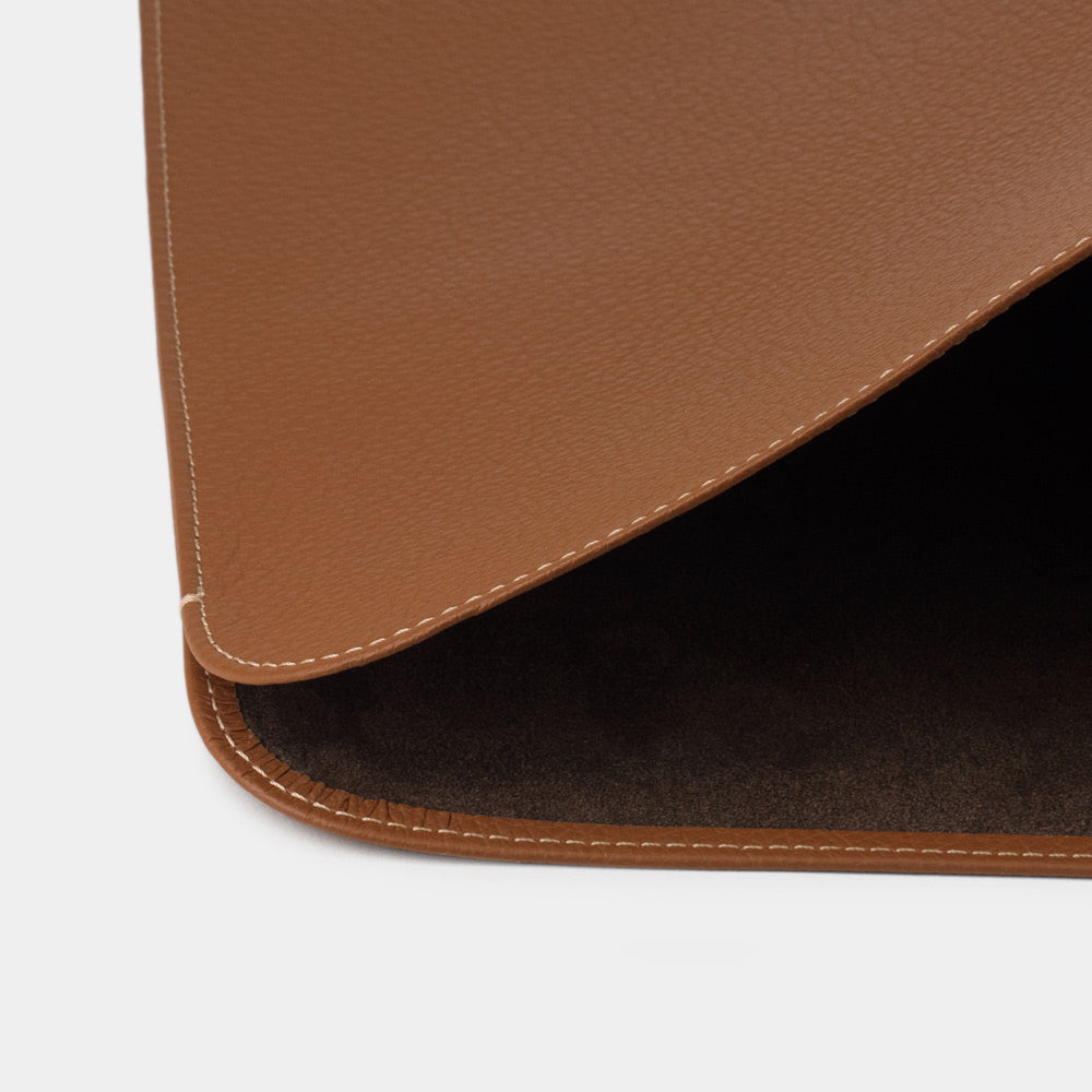 Leren laptophoes 14 inch in goud, detail van de opening en de zachte binnenvoering