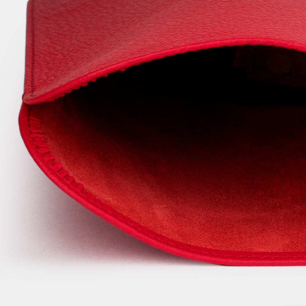 Leren laptophoes 14 inch in rood, detail van de opening en de zachte binnenvoering