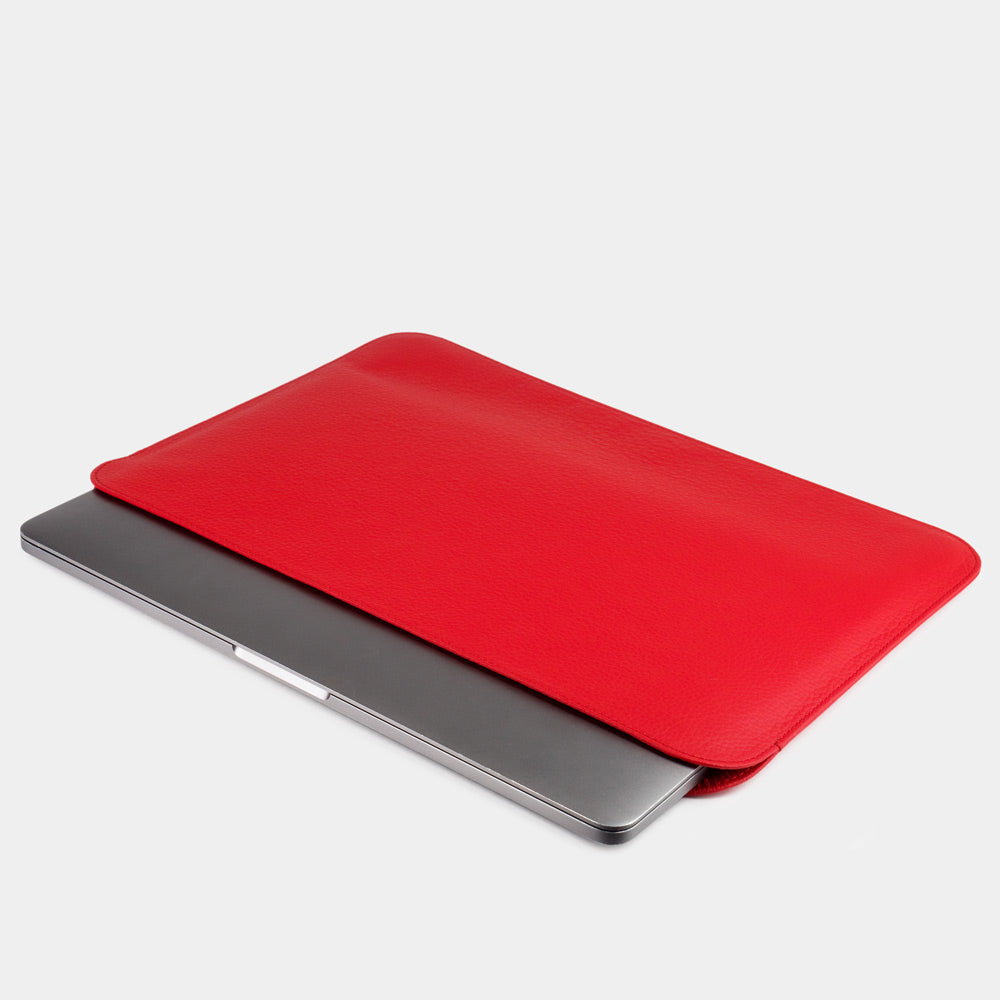 Leren MacBook hoes 14 inch in rood vastgehouden, slanke beschermende laptophoes