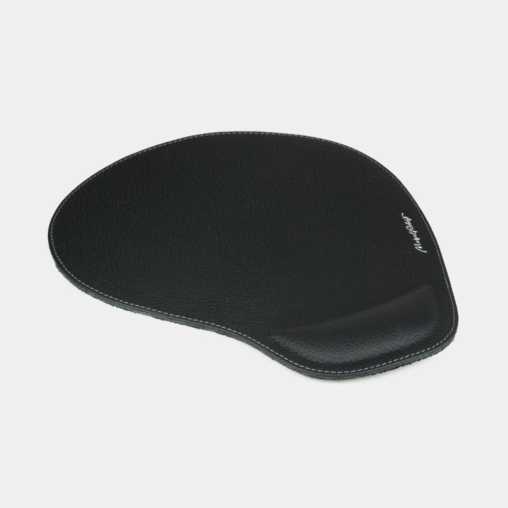 Tappetino mouse in pelle nero, vista laterale del poggiapolsi imbottito e della cucitura