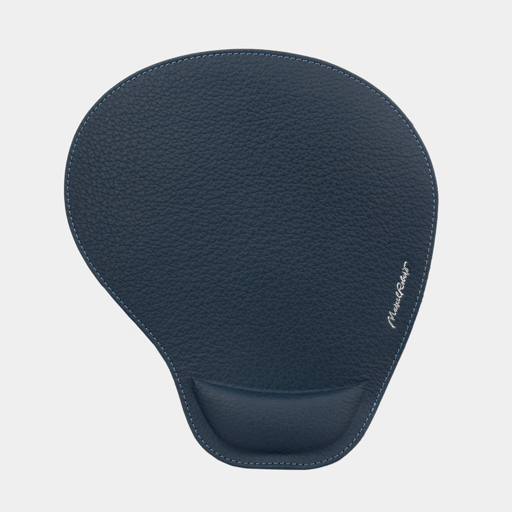 Tappetino mouse in pelle blu visto dall'alto, forma a goccia e firma impressa