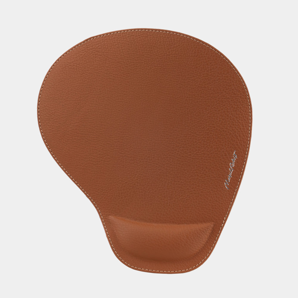 Tappetino mouse in pelle gold visto dall'alto, forma a goccia e firma impressa