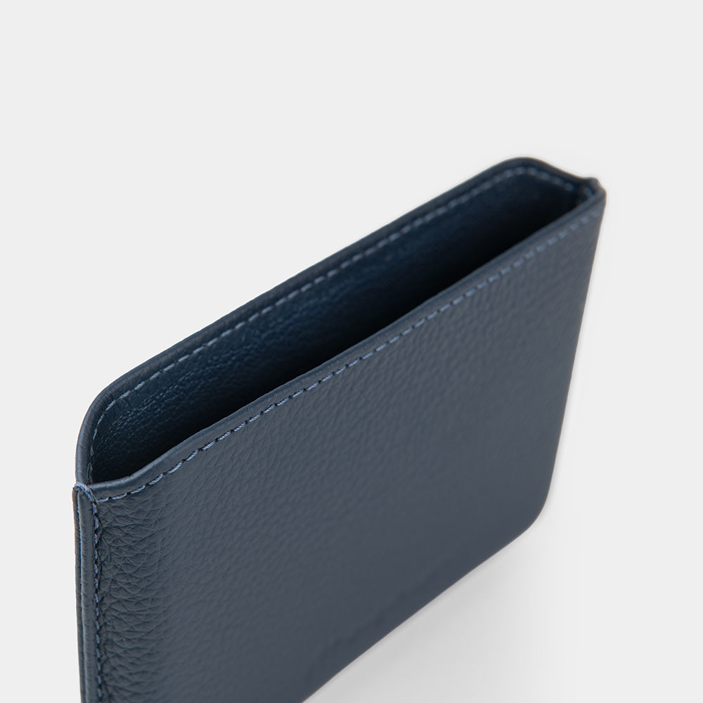 Nahaufnahme des genarbten Kalbsleders in Blau und des abgesteppten Rands der iPhone Duo Hülle