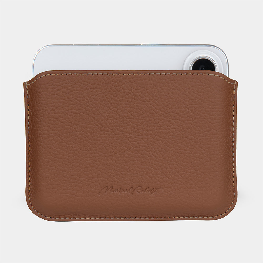 Lederhülle in Gold mit eingeschobenem, zugeklapptem iPhone Duo, Kamera über der Öffnung sichtbar