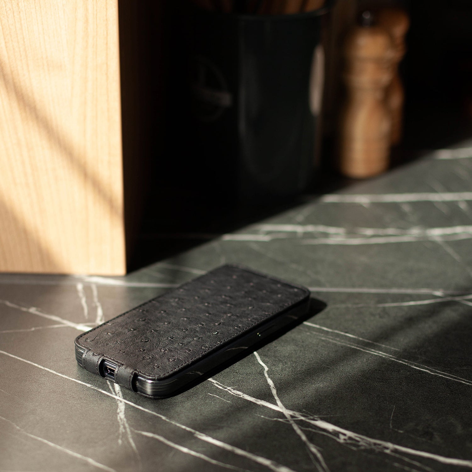 Ostrich Leather Case iPhone 16 Pro Black | Marcel Robert - 6