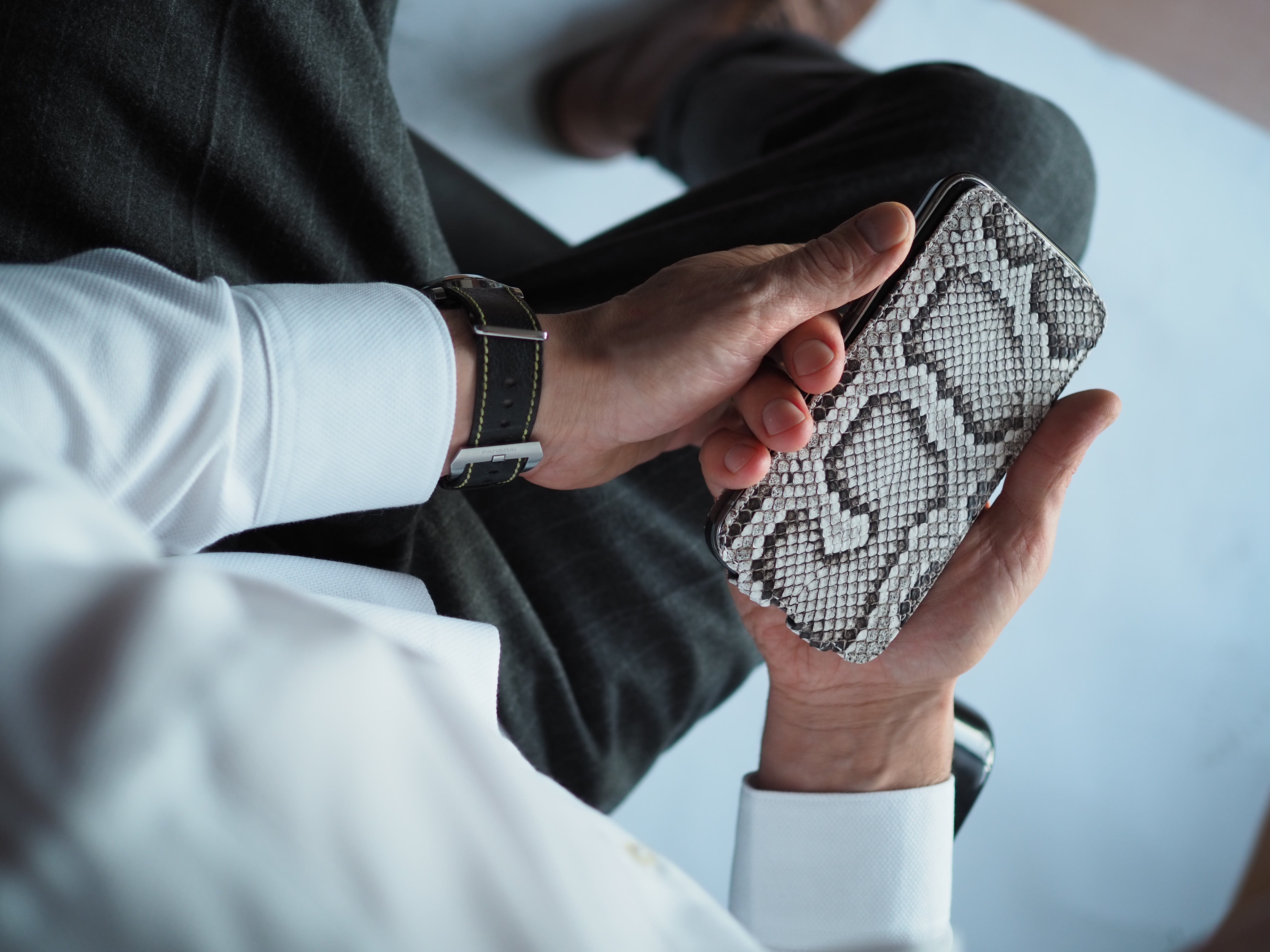 coque iPhone 13 pro python naturel