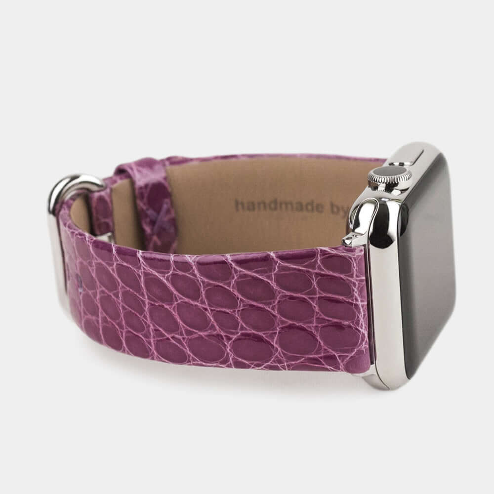 Correa para el Apple Watch 45/46 mm de piel de aligátor brillante en morado, con adaptadores y hebilla de acero | primer plano del cuero del forro interior y el sello de la marca