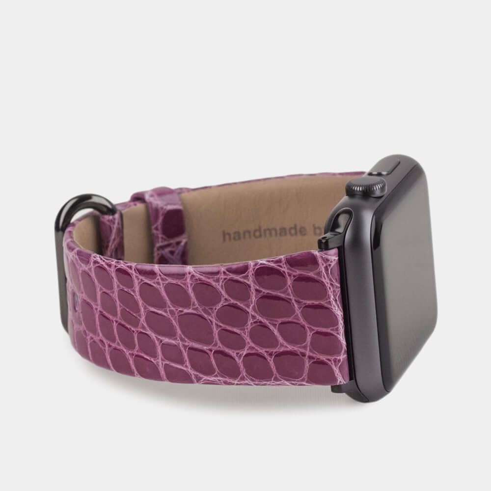 Correa para el Apple Watch 45/46 mm de piel de aligátor brillante en morado, con adaptadores y hebilla negros | primer plano del cuero del forro interior y el sello de la marca