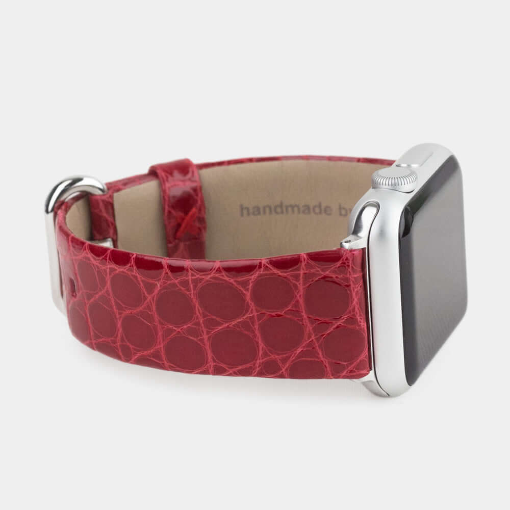 Correa para el Apple Watch 45/46 mm de piel de aligátor brillante en rojo, con adaptadores y hebilla de acero | primer plano del cuero del forro interior y el sello de la marca
