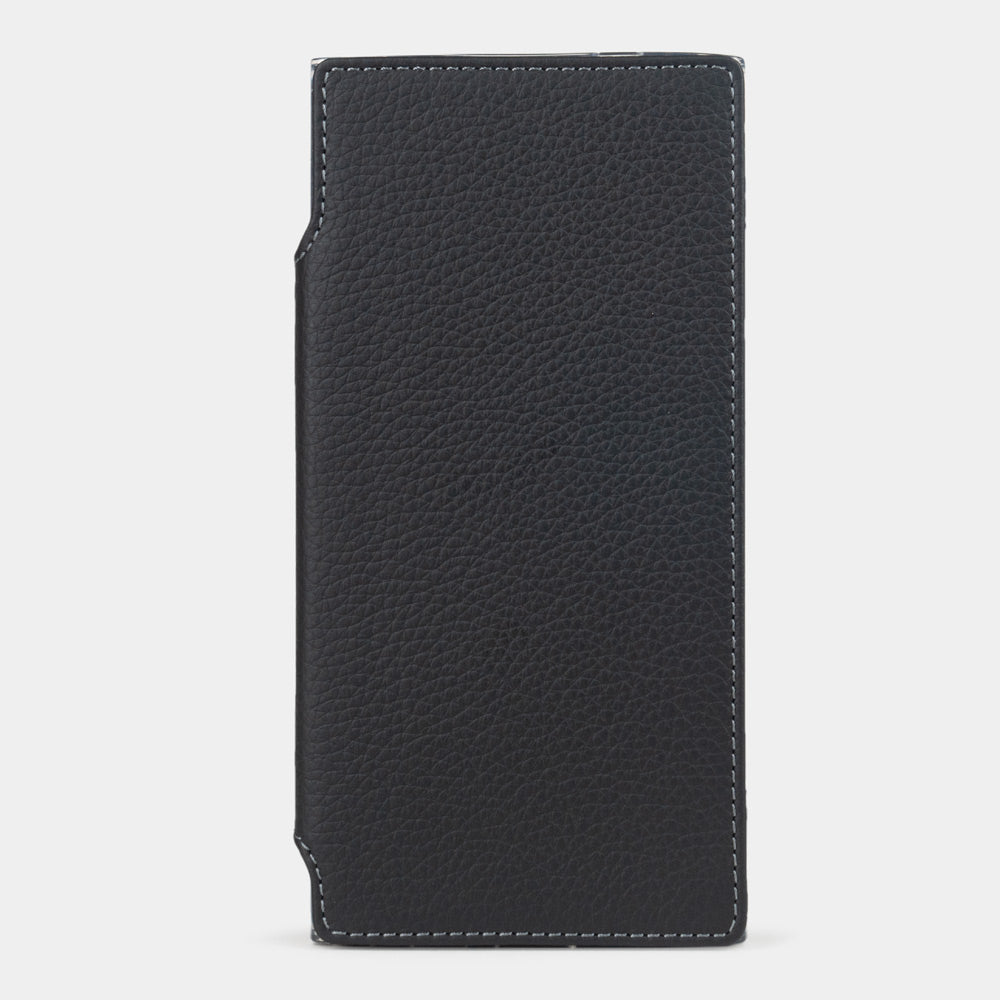 Kalfsleren walletcase Zwart voor Samsung Galaxy S24 Ultra – vooraanzicht van het gesloten folio-paneel, met de gladde leerstructuur en randstiksels