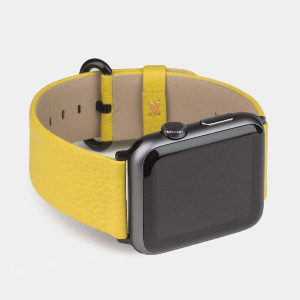 Armband für die Apple Watch 41/42 mm aus weichem genarbtem Kalbsleder in Gelb, mit schwarzen Adaptern und Schnalle | Seitenansicht, um die Ledernarbung besser zu erkennen