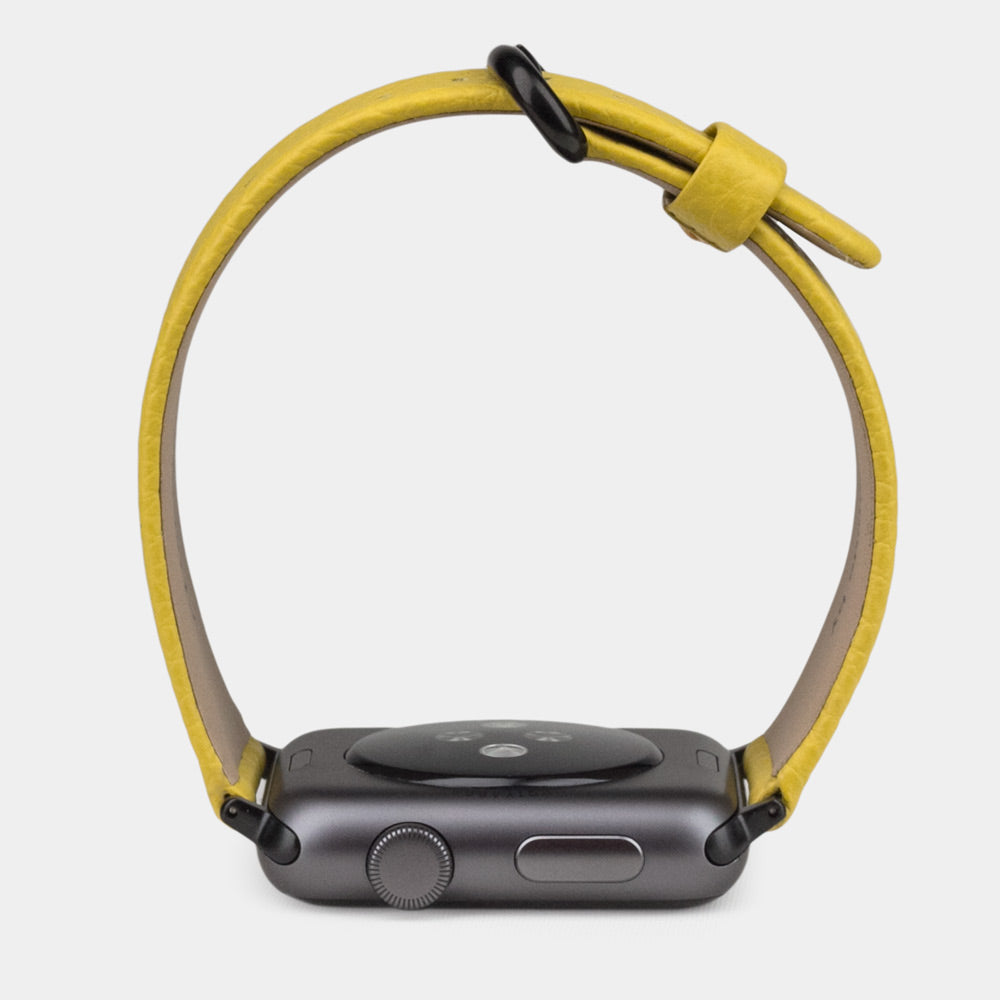 Armband für die Apple Watch 41/42 mm aus weichem genarbtem Kalbsleder in Gelb, mit schwarzen Adaptern und Schnalle | Gehäuse unten, um Lederstruktur, Innenfutter und Schließe zu sehen