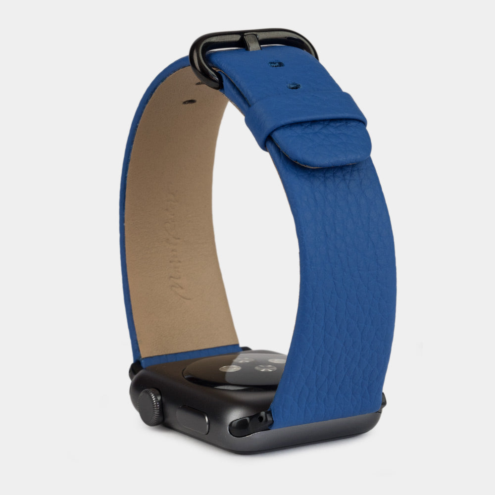 Armband für die Apple Watch 41/42 mm aus weichem genarbtem Kalbsleder in Königsblau, mit schwarzen Adaptern und Schnalle | vollständige Seitenansicht zur Ansicht der Armbandstärke