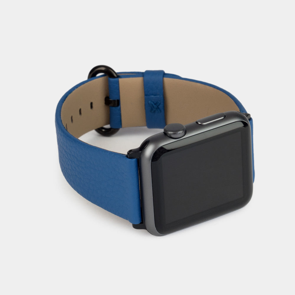 Armband für die Apple Watch 41/42 mm aus weichem genarbtem Kalbsleder in Königsblau, mit schwarzen Adaptern und Schnalle | Seitenansicht, um die Ledernarbung besser zu erkennen